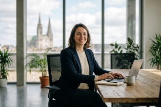 Femme souriante au bureau avec vue sur Chartres