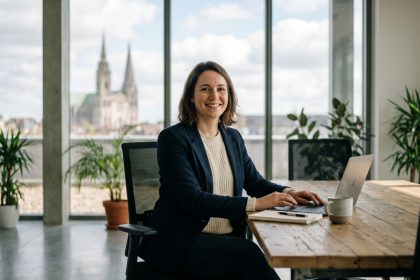 Femme souriante au bureau avec vue sur Chartres