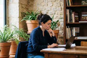 Femme concentrée travaillant dans un espace coworking à Cahors