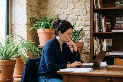 Femme concentrée travaillant dans un espace coworking à Cahors