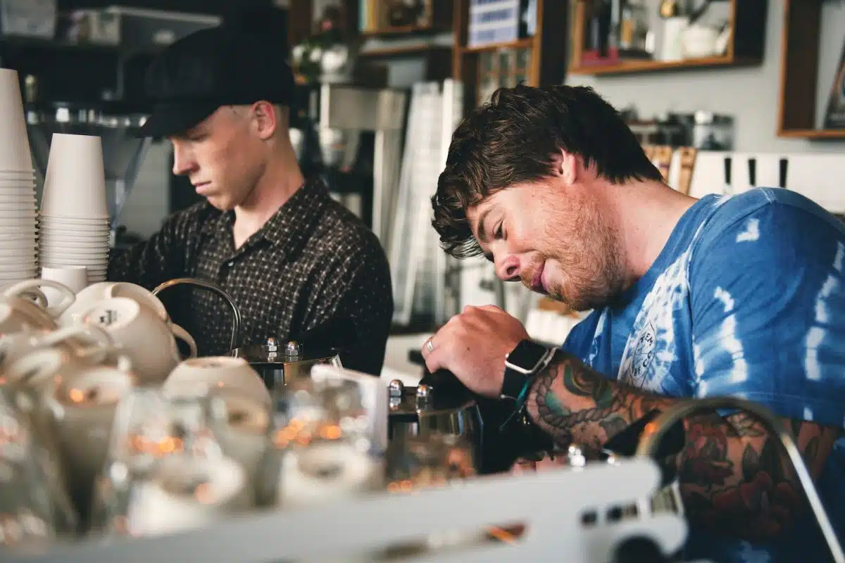 deux hommes travaillant dans un café